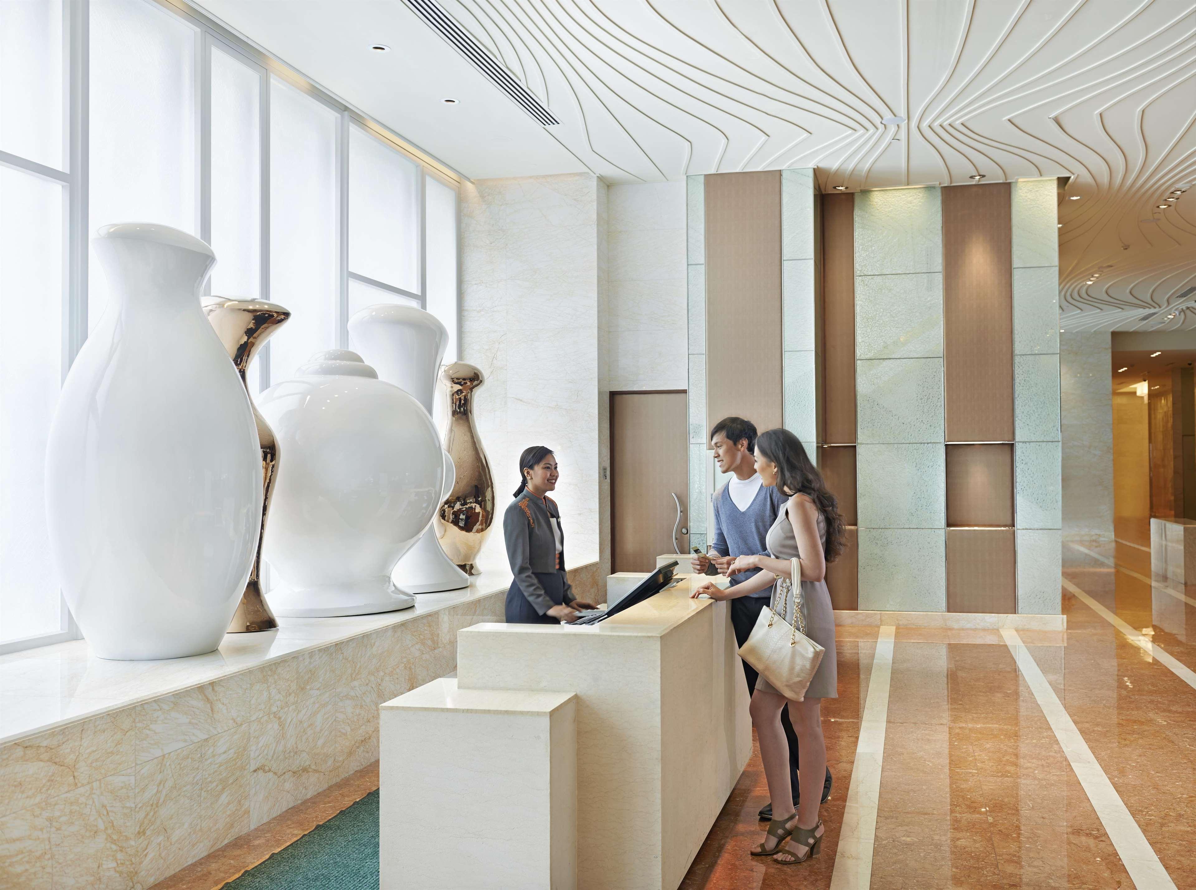 Fairmont Makati Hotel Makati City Exterior foto Concierge at the Mandarin Oriental, Hong Kong