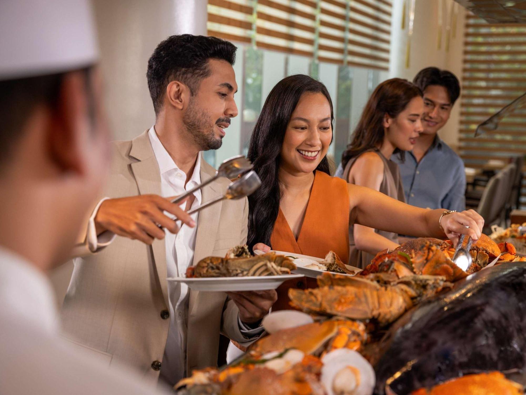 Fairmont Makati Hotel Makati City Exterior foto A buffet at a hotel
