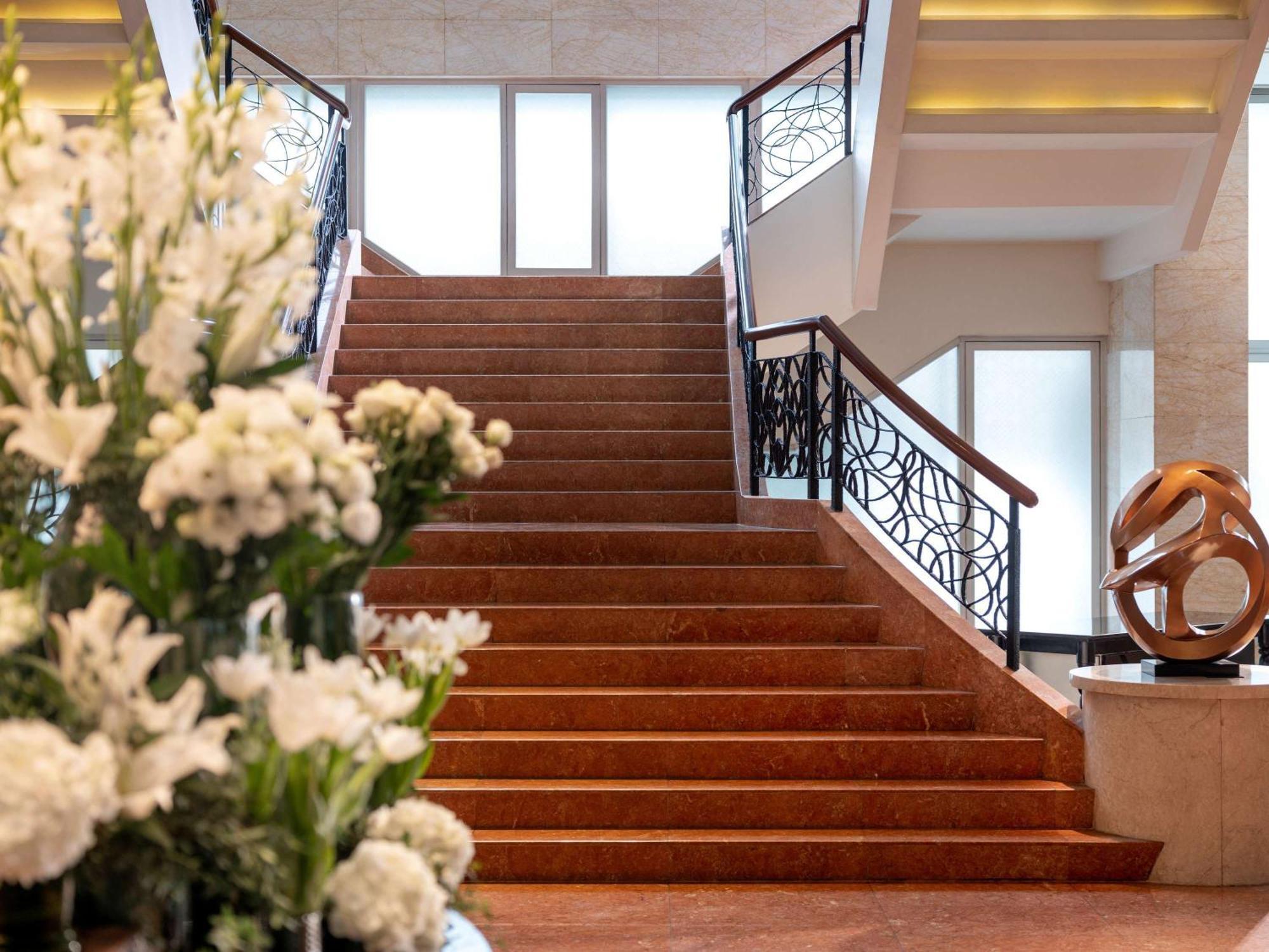 Fairmont Makati Hotel Makati City Exterior foto The staircase at the lobby