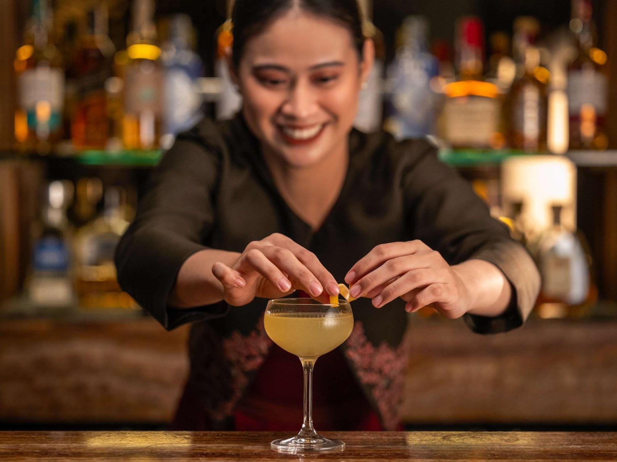 Fairmont Makati Hotel Makati City Exterior foto A bartender at work