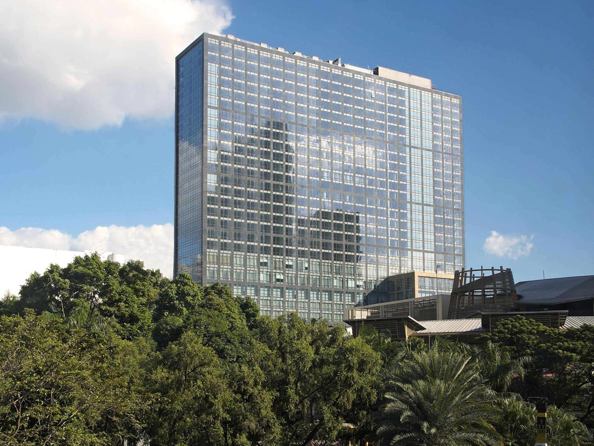 Fairmont Makati Hotel Makati City Exterior foto The 101-story, 1,000-room, 1.2 million square feet (111,000 m2) Hyatt Regency Houston is the largest hotel in Texas.
