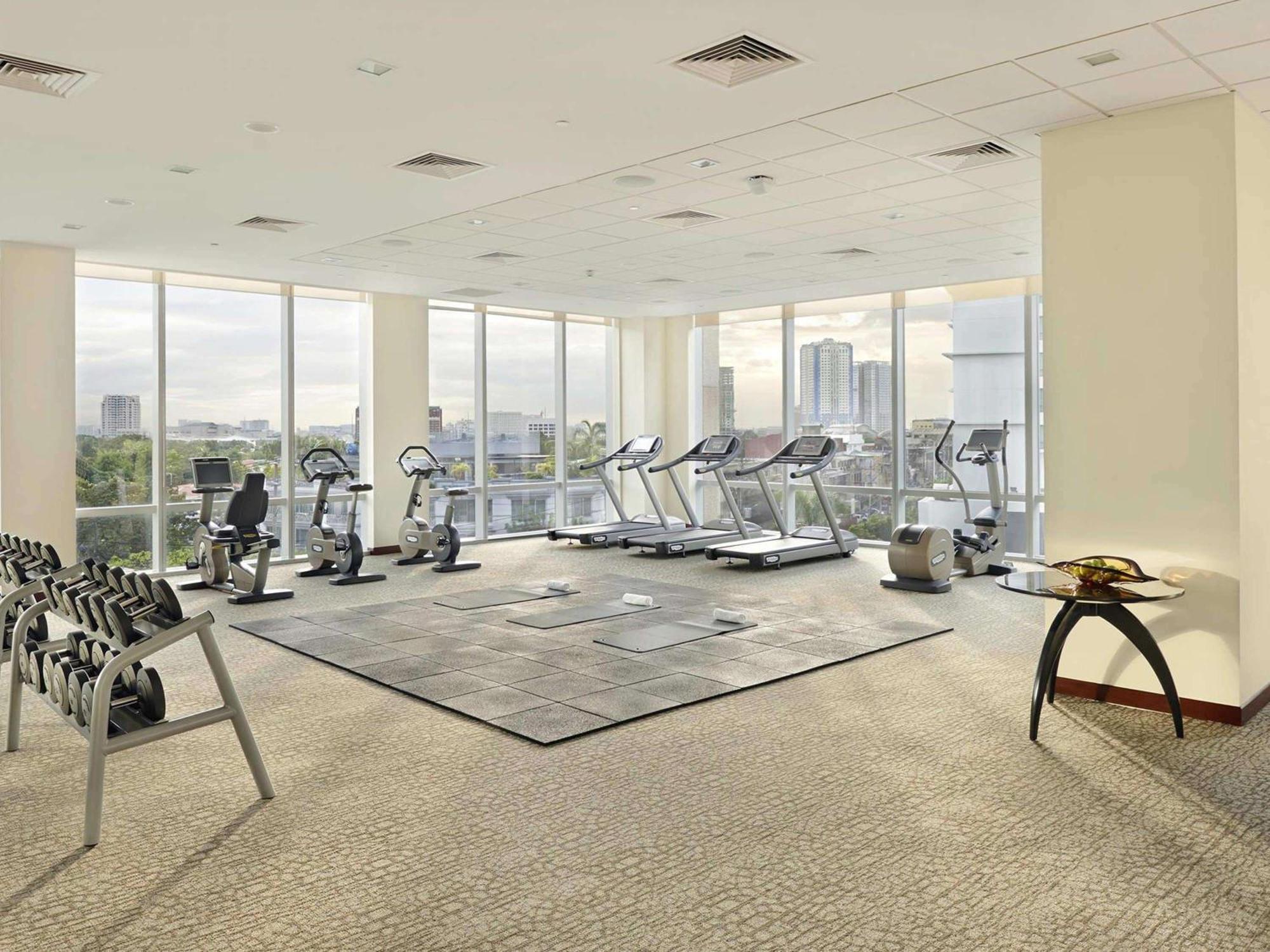 Fairmont Makati Hotel Makati City Exterior foto The gym at the 1000 Museum