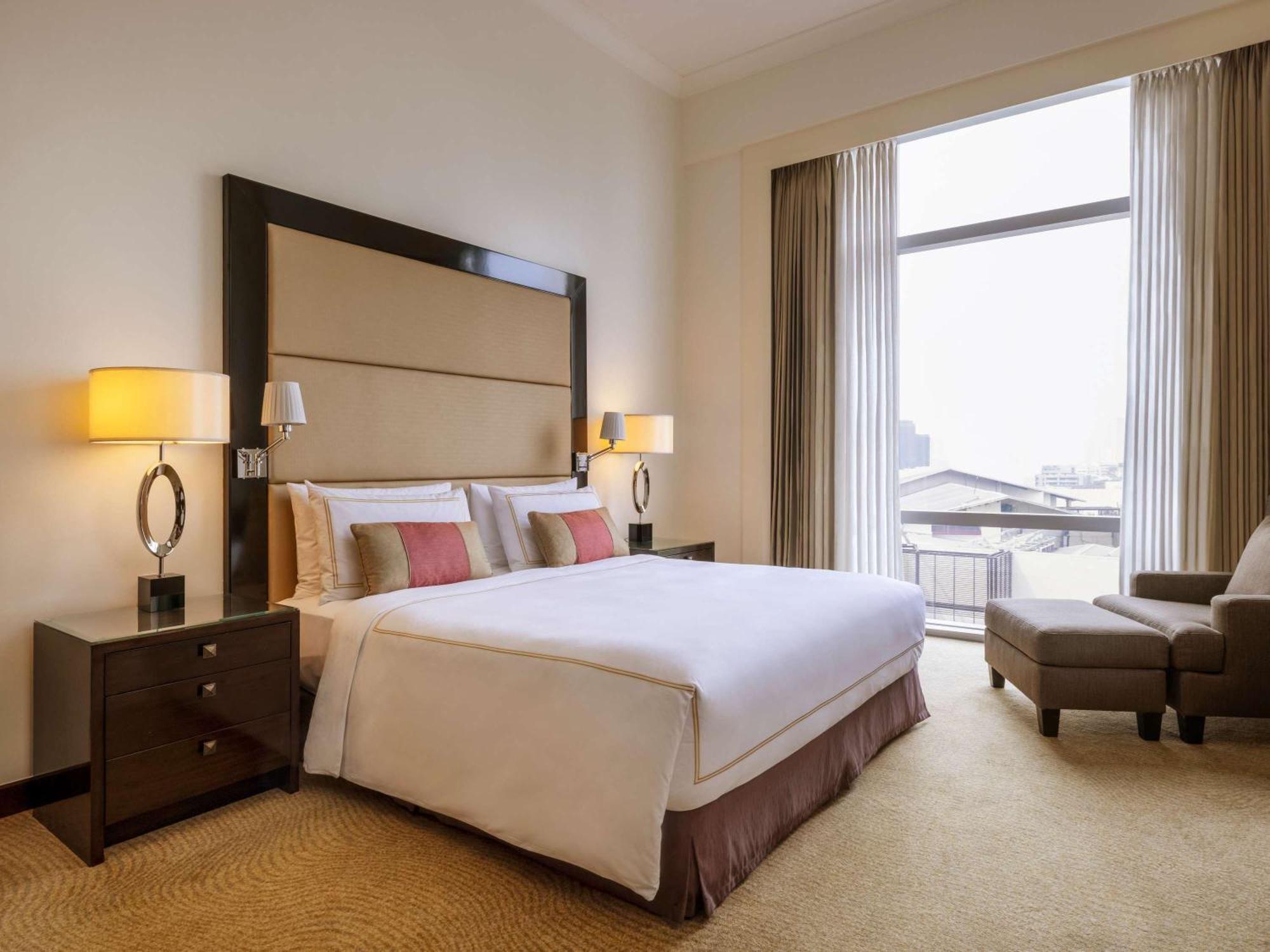 Fairmont Makati Hotel Makati City Exterior foto A bedroom at the hotel